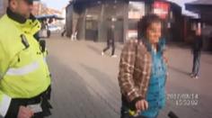 VIDEO: Opilá žena nedokázala ani stát. Kočárek s dítětem byl opora