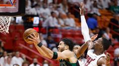 Basketbalisté Bostonu otočili zápas v Miami a jsou krok od finále