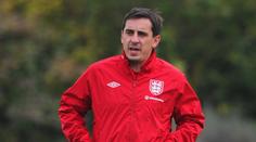 Neville se opřel do svého Manchesteru: Vyhoďte je, je to trapné!
