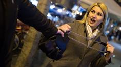 Vánoční trhy jsou rájem kapsářů. Policistka ukázala, jak si před nimi ochránit své cennosti
