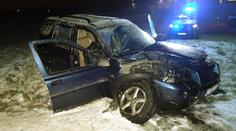 Opilý řidič rozbil terénní auto o strom a zraněný v něm usnul