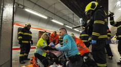 Muž skočil pod metro podruhé za týden. A zase přežil