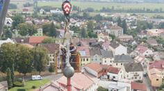 Dominanta v Přibyslavi je kompletní! Kostelní věž má zpět kopuli i kříž