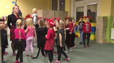 Čerti, muchomůrky i rolničky. Vánoční besídky těší děti i rodiče