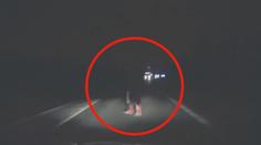 Muž vešel na silnici přímo před auto. Řidič už nedokázal zastavit
