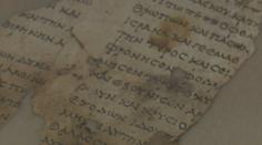 Izraelští archeologové našli desítky fragmentů svitků od Mrtvého moře