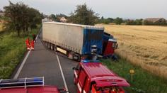 Smrtelná nehoda u Náchoda! Kamion skončil po srážce s motorkou v příkopu
