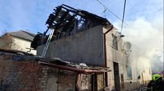 Na Prostějovsku hořel rodinný dům. Uvnitř zůstala seniorka, je po smrti