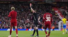 Hvězda Liverpoolu byla vyloučena za sundání dresu. Stupidní, supí trenér Slot