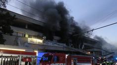 Černý dým nad Brnem! Oheň zachvátil bývalý obchodní dům Letná