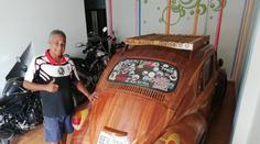 Roky vyráběl pro dceru dřevěné auto. Teď jí ho veze tisíce kilometrů