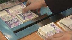 Podpásovka, volají odboráři. Vláda totiž zarazila plošný růst platů