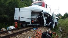 Dodávka zkřížila cestu rychlíku s 40 lidmi, srážka skončila zraněním