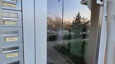 Muž bezdůvodně rozbíjel vchodové dveře. Způsobil škodu za desítky tisíc