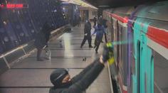 Maskovaný gang posprejoval metro za pouhé 2 minuty. Policie po něm marně pátrá