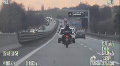 Policejní honička: Motorkář prchal na stroji s falešnými značkami