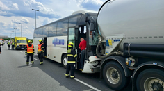 Na Pražském okruhu se srazil autobus plný dětí s náklaďákem