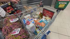 Obchody budou v pondělí kvůli státnímu svátku zavřené. Češi vyrazili na nákupy