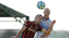 Divoké utkání ve fotbalové MLS, dvě červené karty a krásná branka