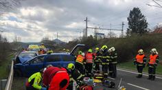 Nehoda u Litoměřic má jednu oběť, tři lidé se zranili. Vzlétl i vrtulník