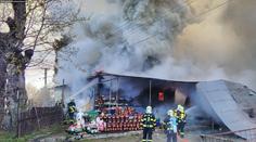 Požár vietnamské tržnice: Zásah ztížily výbuchy pyrotechniky