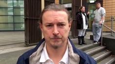 Muž vytáhl ženu z auta a zachránil jí život. Odsoudili ho za napadení!
