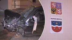Opilý řidič narazil do budovy radnice! Auto i fasáda jsou na odpis