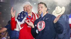 Bombový přestup v NHL. Olympijský vítěz se stěhuje za bratrem
