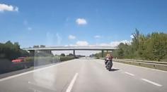 Motorkář na D1 ujížděl policii. Nezvládl zatáčku a katapultoval se na trávník