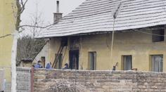 Požár zachvátil dům na Nymbursku. Hasiči tam objevili mrtvého muže