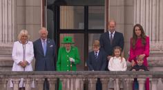 Alžběta II. se objevila na balkóně paláce. Pozdravila všechny přítomné