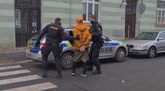 Lupič měl ohrožovat více žen nožem. Policisté dopadli podezřelého! VIDEO