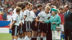 Alžběta II. milovala jezdectví a Arsenal. Čechům předala na ME ve Wembley stříbro