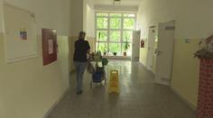 Ministerstvo shání peníze na platy školních pracovníků. Pomoci mají kraje