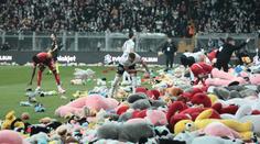 V Istanbulu zasypali hřiště plyšáci pro děti z oblastí postižených zemětřesením