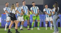 Tohle se dělá s trofejí? Argentinci předvedli další obscénní gesto