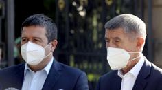 Hamáček chce vyšetřování chyb před druhou vlnou, Babiš to nechápe