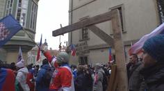 Demonstranti vyhrožovali politikům před Sněmovnou, přinesli i šibenici s oprátkou