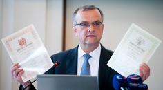 Netrestejte děti za vysvědčení, můžu za to já, vtipkoval Kalousek