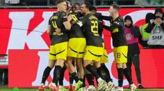 Tři góly za šest minut. Dortmund ustál dlouhé oslabení a do pauzy jde šestý