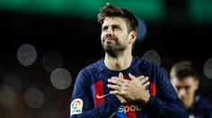 Slzy, potlesk vestoje a velké emoce. Piqué se rozloučil s kariérou