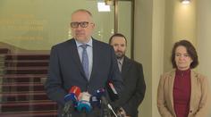 Bek do Senátu skoro nechodí, a pobírá tučné náhrady. Opozice žádá rezignaci