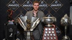 Pastrňák žádnou z individuálních cen nezískal. Galavečer NHL ovládl McDavid