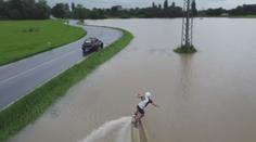 Povodně tak trošku jinak: Adrenalinové jízdy na wakeboardu