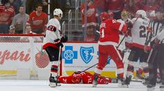 Hrozné chvíle v NHL. Kapitán Detroitu upadl po zákroku soupeře do bezvědomí