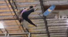 Hrozivý pád! Mladá skateboardistka spadla přímo na hlavu