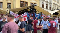 Fanoušci Kladivářů vzali Prahu útokem. V centru jsou potyčky, cílem je i pivo