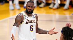 Krvavá srážka s LeBronem Jamesem. Hvězda Lakers rozbila sudímu ret