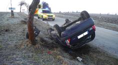 Hustá mlha a namrzlá vozovka. Policie řeší desítky dopravních nehod