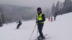 Užívají si volno, nebo pracují? Na svazích můžete narazit na policisty
